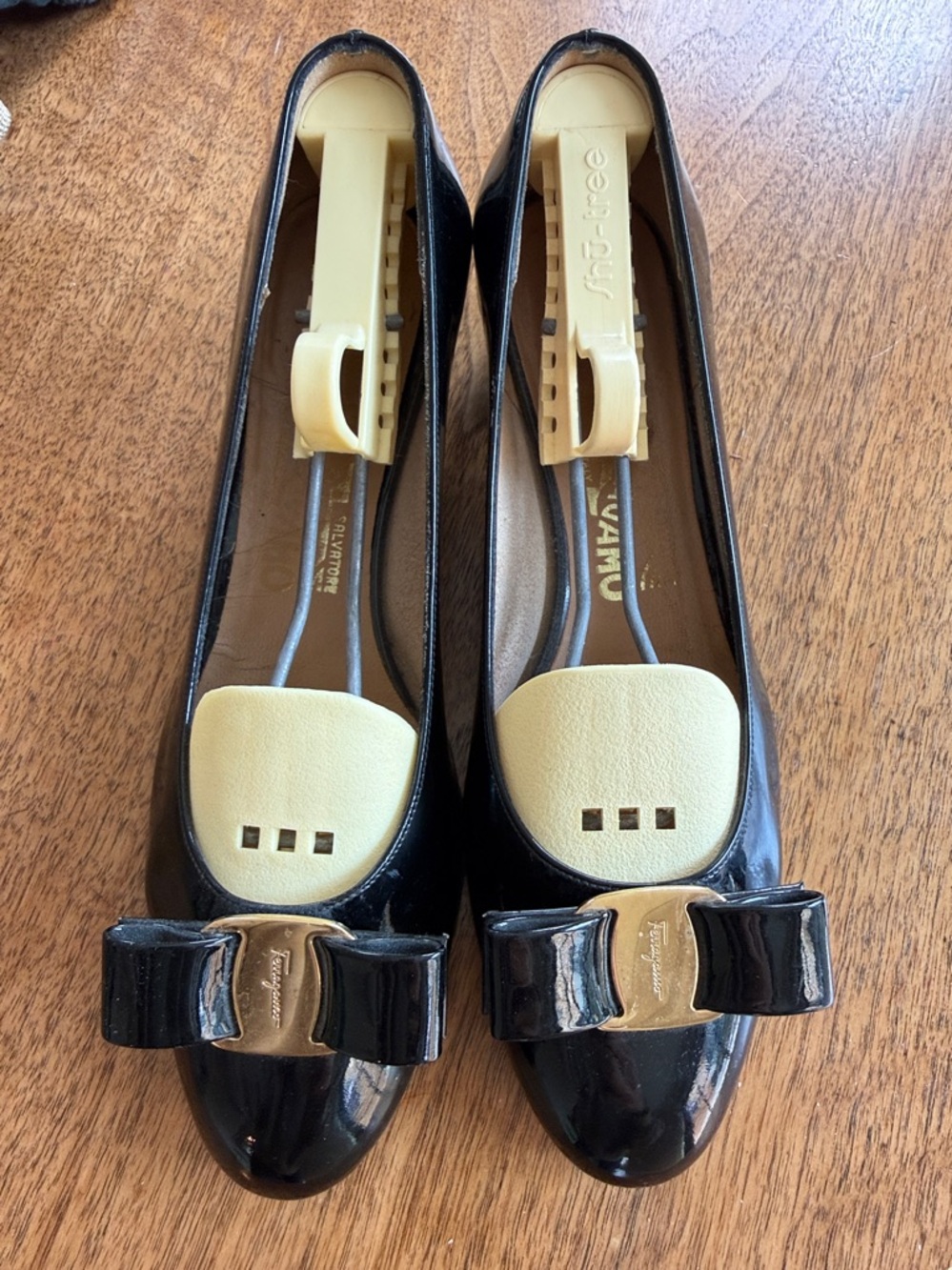 Ferragamo Vara Bow Pump - Picture 5 of 9